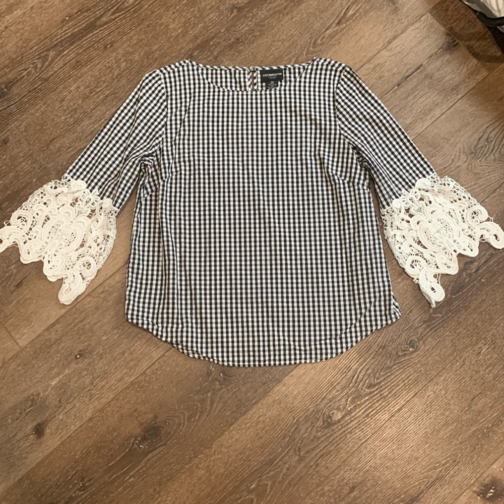 Liz Claiborne Lace Trimmed Gingham Top with Lace Trim Sleeves. Medium Petite